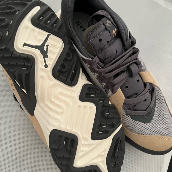 Jordan Delta
Grey White Onyx (Women's) - Picture 2 of 3